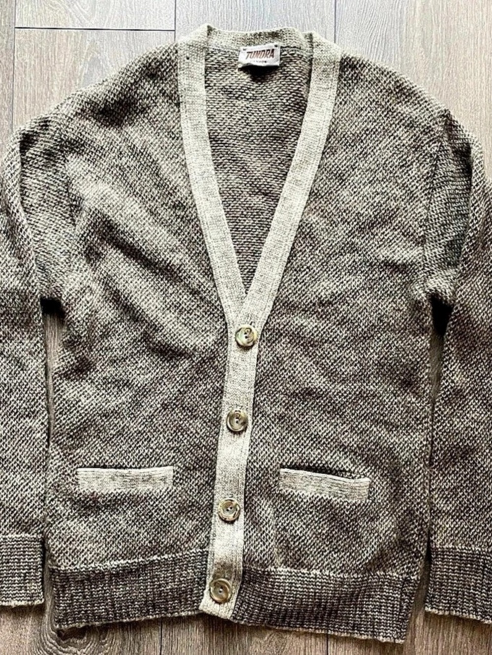 Vintage TUNDRA Canada Button Front V Neck Cardigan Size M